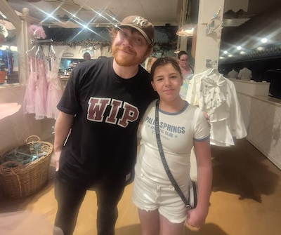 In de rij voor de Droomvlucht stond Thyrza (11) oog in oog met ‘Ron’ uit Harry Potter: ‘Hij wachtte op me voor een foto’