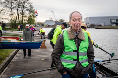 82-jarige Menno nog altijd fanatiek op het water: ‘Roeien kan tot op hoge leeftijd’