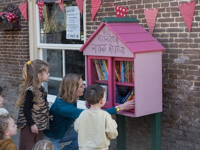 Deze Zwolse wijk heeft vanaf nu een eigen minibibliotheek voor kinderen.