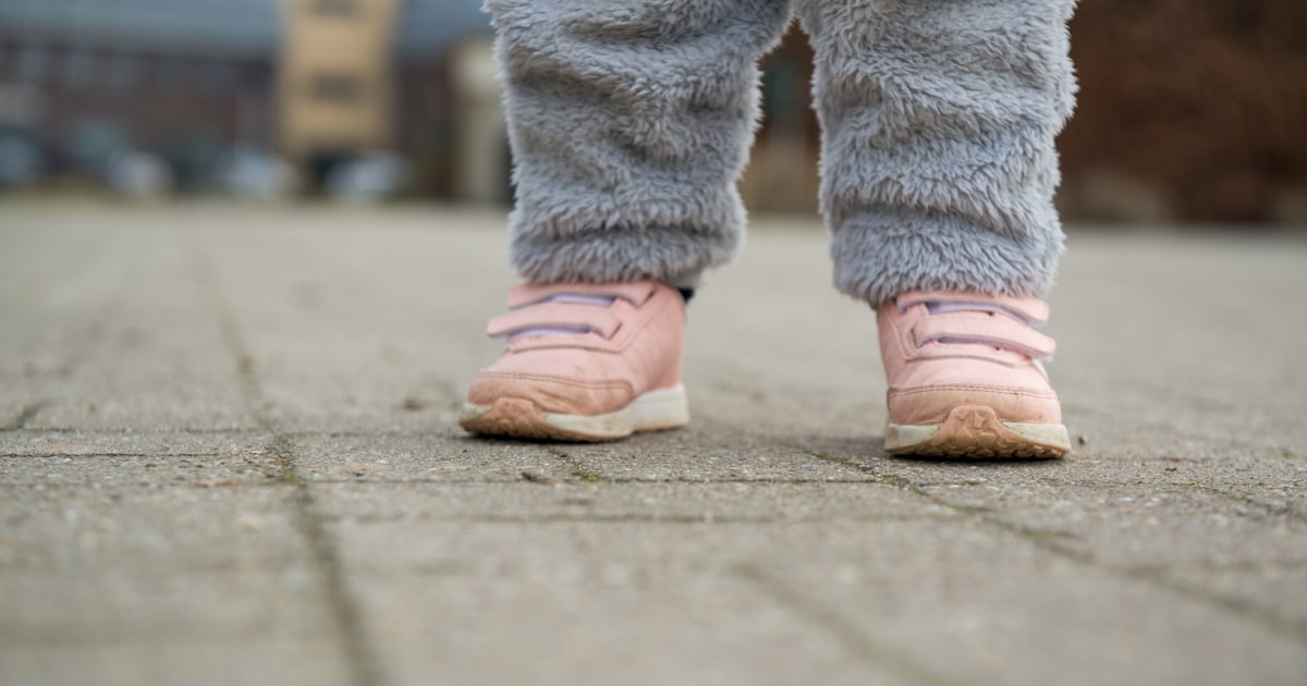 Kleuter (4) met alleen luier aan glipt in de regen naar buiten om hondje uit te laten