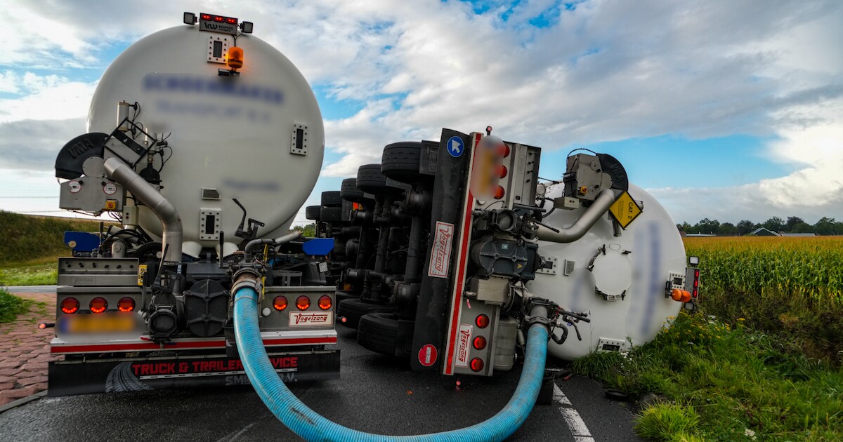 Vrachtwagen gekanteld op toerit N366 bij Ter Apelkanaal