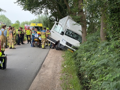 Bakwagen belandt in greppel bij ongeluk in Nijkerk, bestuurder gewond naar ziekenhuis