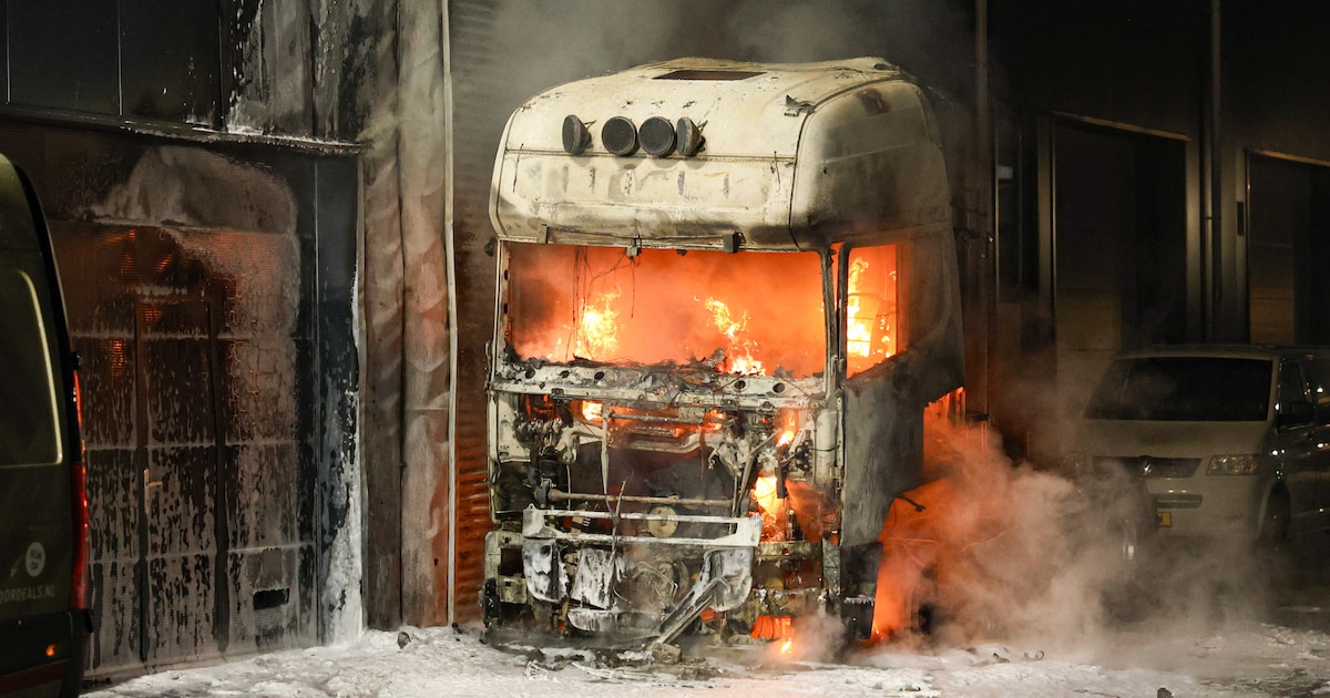 Vrachtwagen in vlammen op: grote schade aan bedrijfspanden in Emmeloord