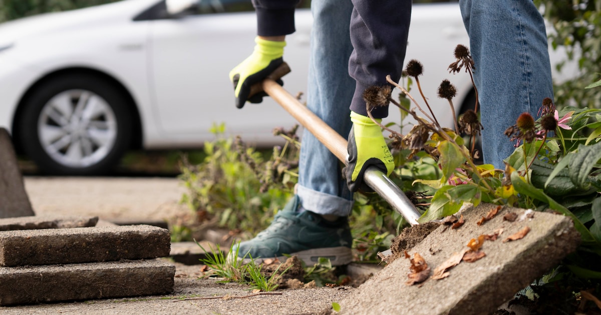 Nieuwkoop start met NK Tegelwippen: inwoners leveren tegels in voor groen