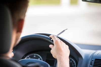 Bestuurder zonder geldig rijbewijs rookt joint achter het stuur op de A59 bij Rosmalen