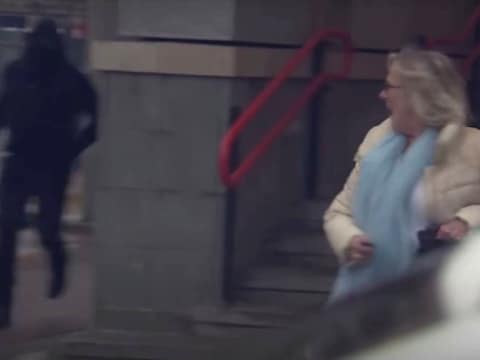 Moeder vlucht bij achtervolging auto in waar dochter op haar wacht, maar ze is te laat: ‘Alsjeblieft, niet steken’