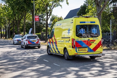 Wielrenner gewond bij botsing met auto op fietsoversteek in Roosendaal
