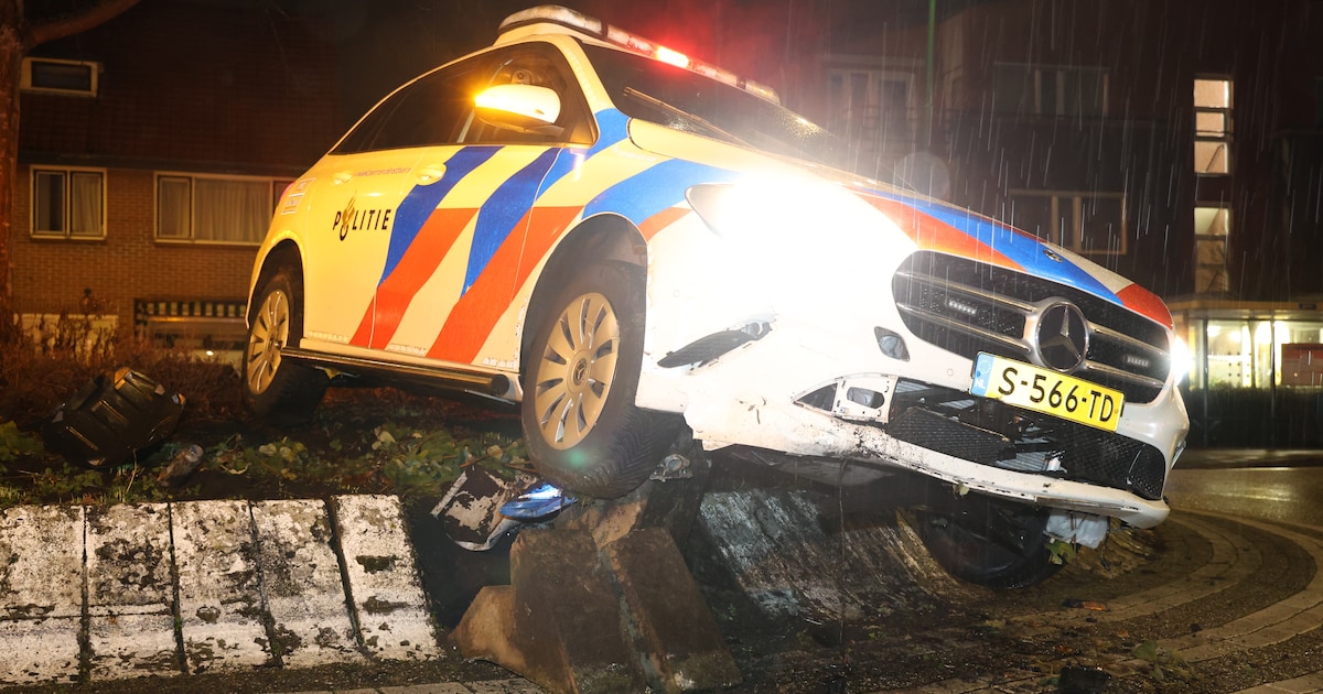 Politieauto eindigt bovenop rotonde in Zoeterwoude na wilde achtervolging