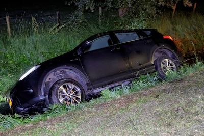 Auto komt zijwaarts in sloot terecht in Eck en Wiel