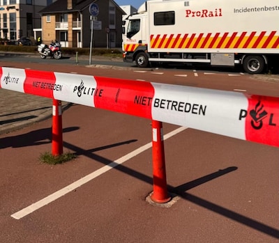 Meerdere personen negeren politieafzetting bij spoorwegovergang in Geldrop