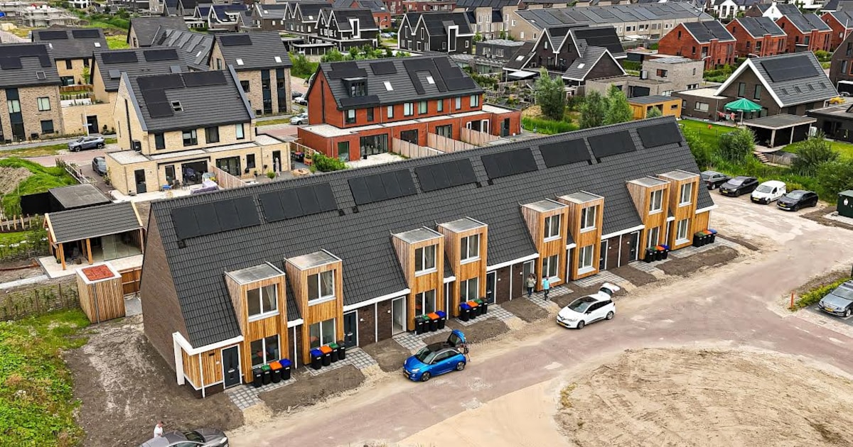 Acht huishoudens krijgen de sleutel van hun nieuwbouwwoning in Emmeloord