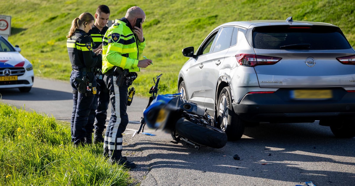 Motorrijder gewond bij botsing op de Noorderweg in Halfweg