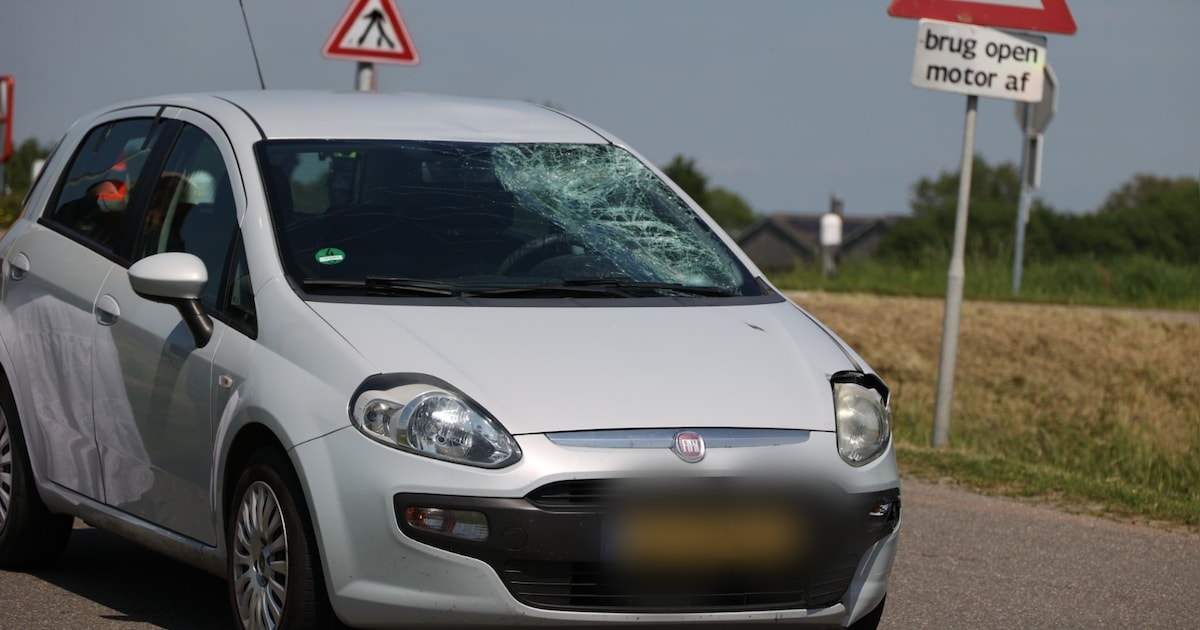 Fietser gereanimeerd na botsing met auto op de Weverwijk in Leerbroek