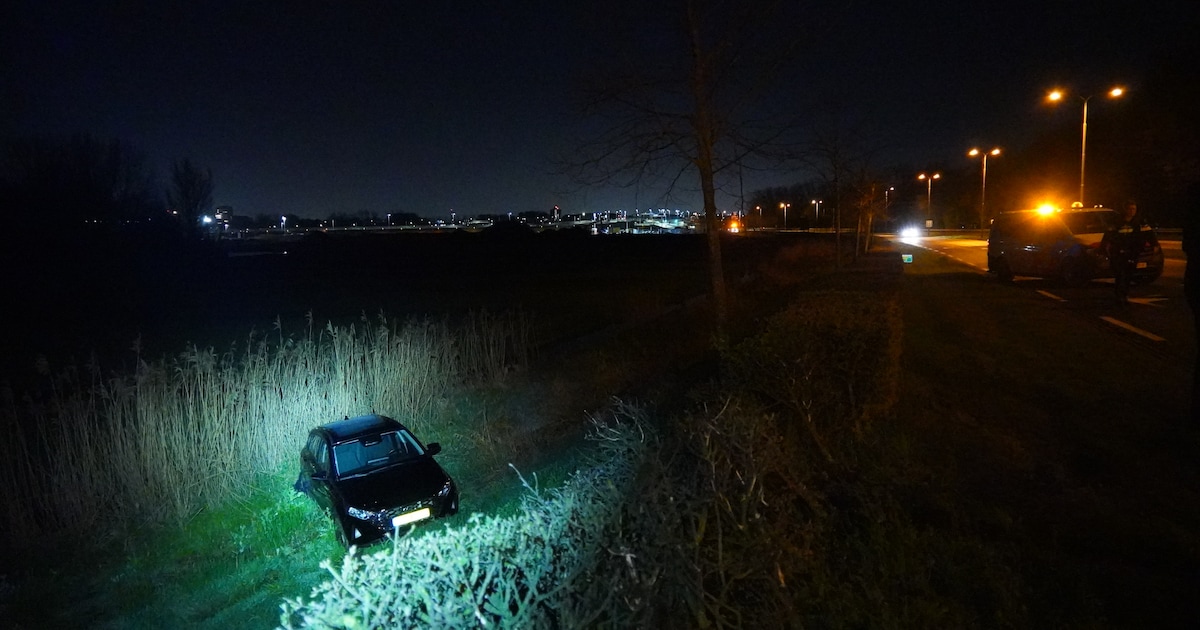 Auto belandt in berm na botsing met vrachtwagen op N209 bij Bergschenhoek