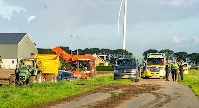 Dodelijk ongeval bij Biddinghuizen: man (58) bekneld tussen laadklep van trekker