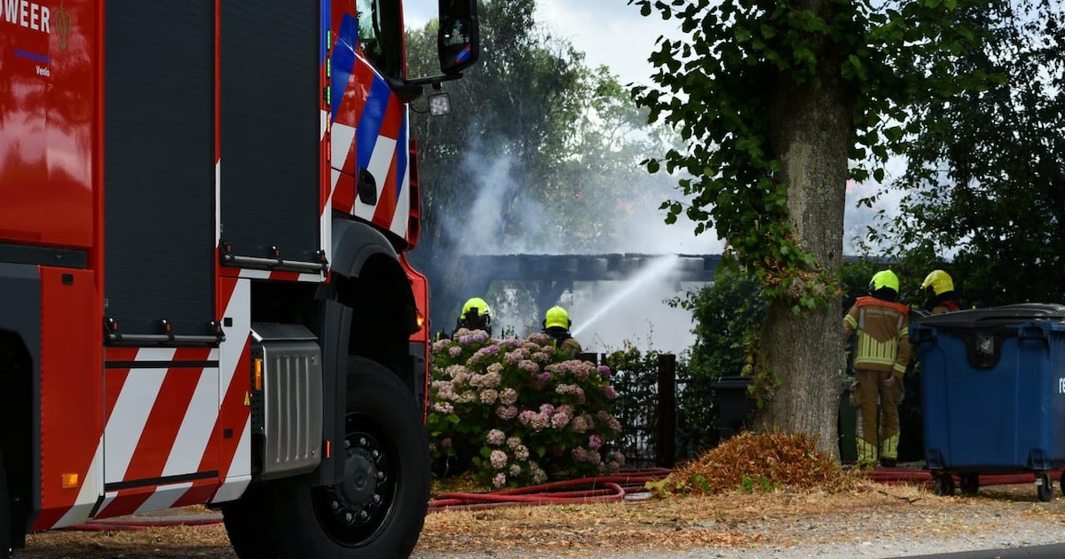 Tuinhuis aan Rijksweg in Velden vliegt in brand, buren maken melding