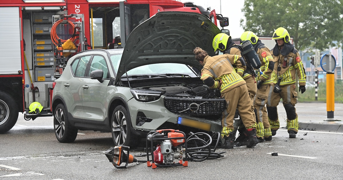 Auto en busje flink beschadigd na botsing op kruising in Breda