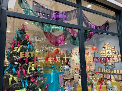 7 x shiny kerstetalages waar Mariah Carey spontaan van gaat zingen