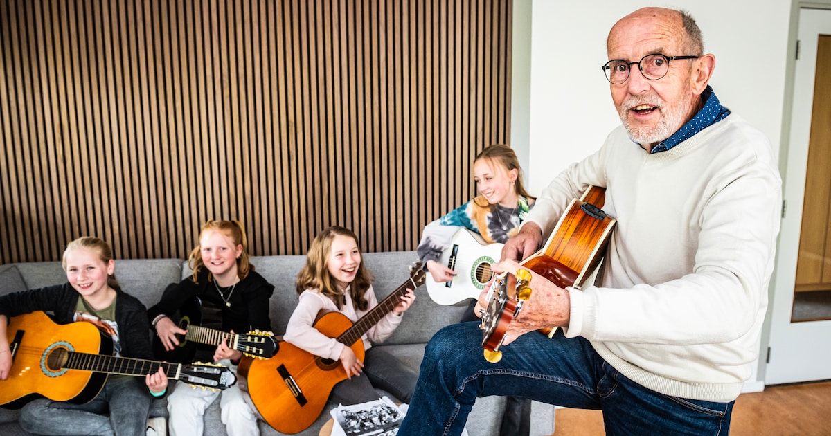 Muzikale meester Wim (79) kreeg ieder kind op het podium: na 50 jaar ...