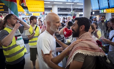 Nederlandse activisten van hulpvloot Gaza warm onthaald op Schiphol