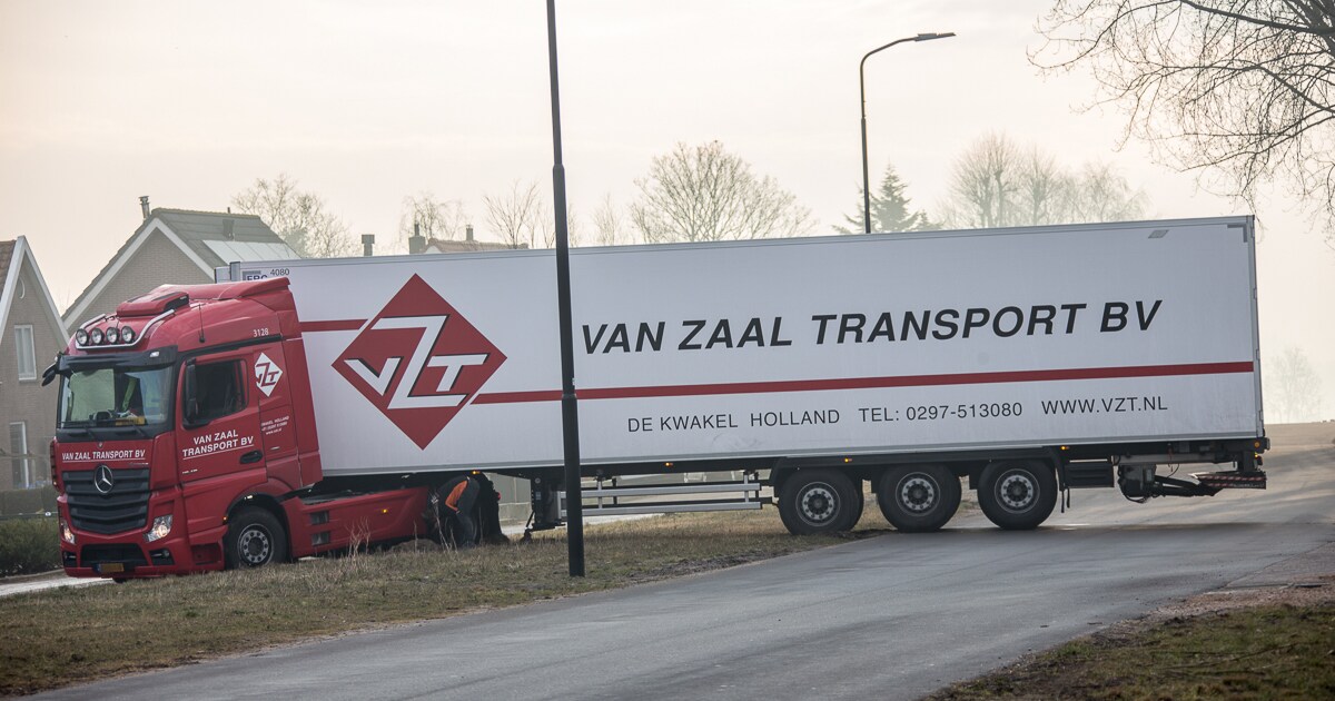 Vrachtwagen zakt weg in berm in Amstelhoek