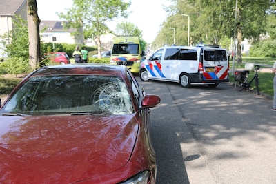 Fietsster raakt zwaargewond bij botsing met auto in Roosendaal, vrouw belandt op voorruit