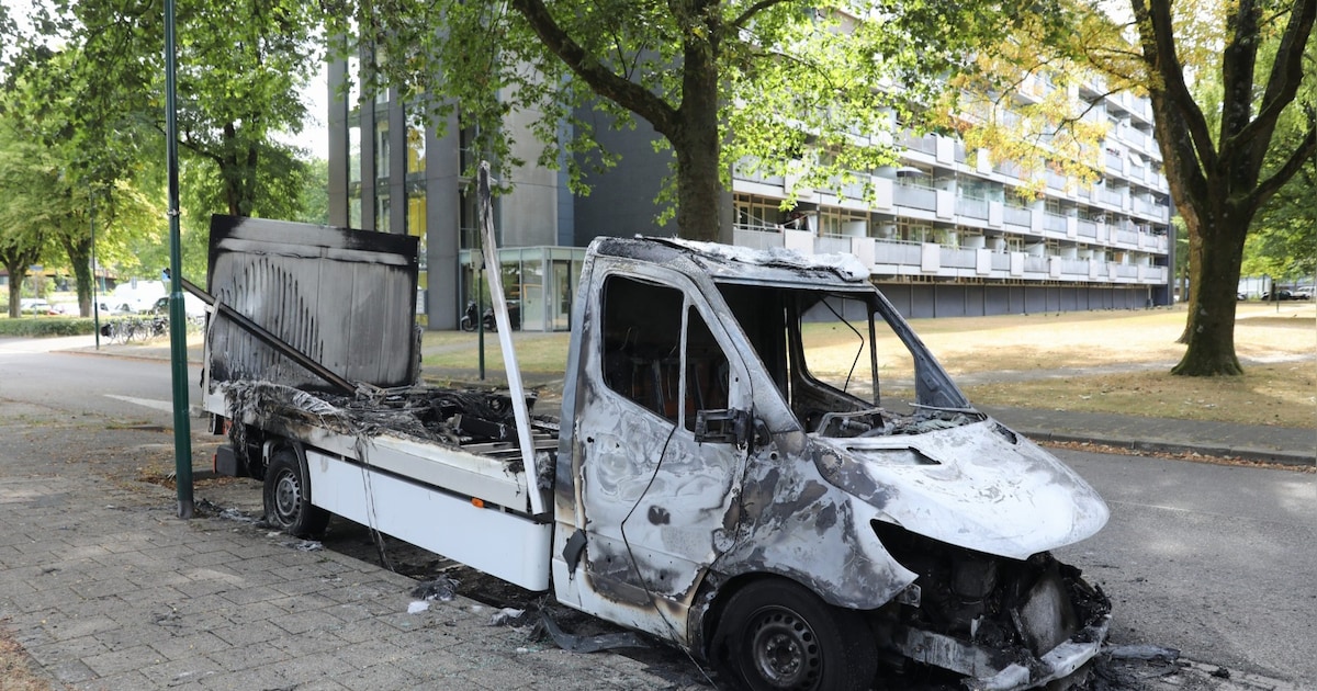 Kleine vrachtwagen uitgebrand op Smitsweg in Soest