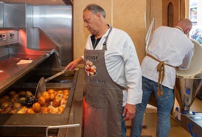 Hij begon als 18-jarig jochie. Nu bakt Hans (60) oliebollen voor 40.000 marktbezoekers in Vaassen