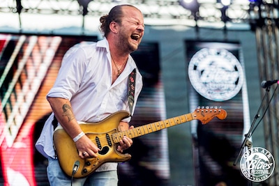 Bas Paardekooper en JC Cherry treden op tijdens Blues Rock Night in Wieleman