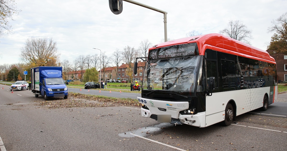 Lijnbus en auto in botsing op Prinses Beatrixlaan in Delft