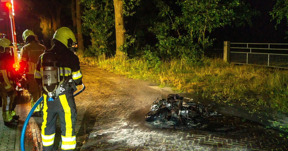 Scooter beschadigd na brand op De Zwette in Feanwâlden