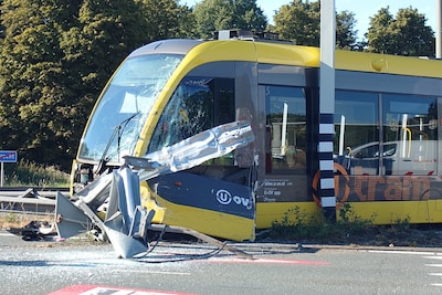 Drie gewonden na botsing tussen tram en lijnbus in Utrecht