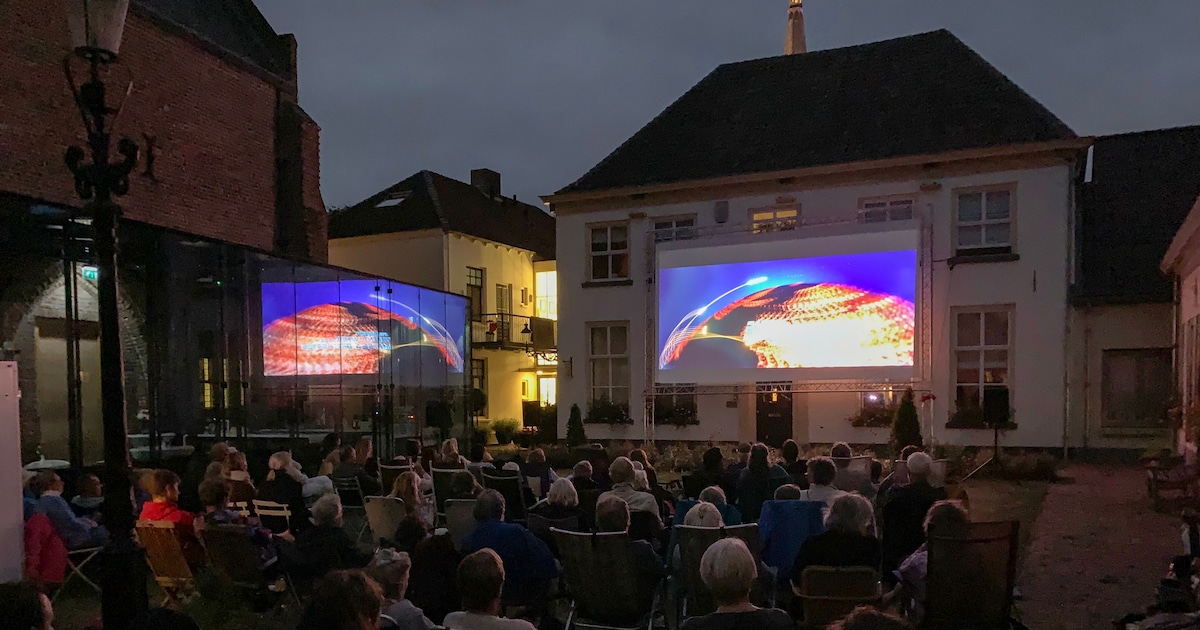 Filmhuis Doesburg test buitenscherm met film in Gasthuishofje