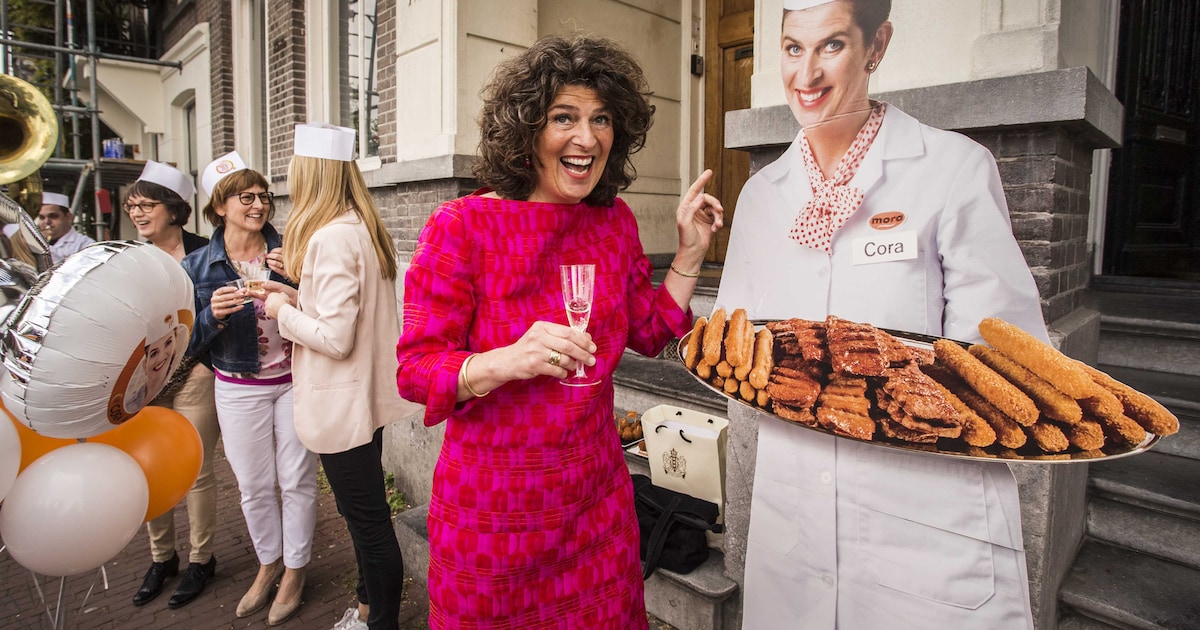 30 jaar Cora van Mora: zelfs de koning houdt van haar | Show | AD.nl