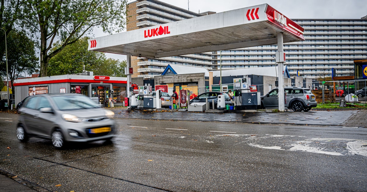 Even je pakketje halen bij de pomp: Lukoil in Capelle aan den IJssel maakt het bewoners makkelijk