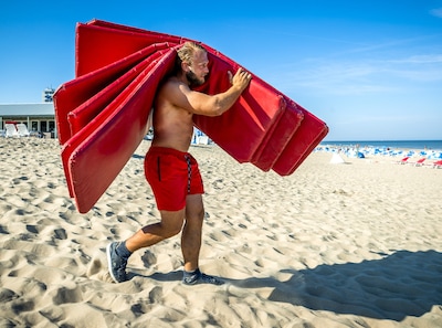 Many outdoor workers at increased risk of skin cancer: 20 percent work unprotected in direct sunlight