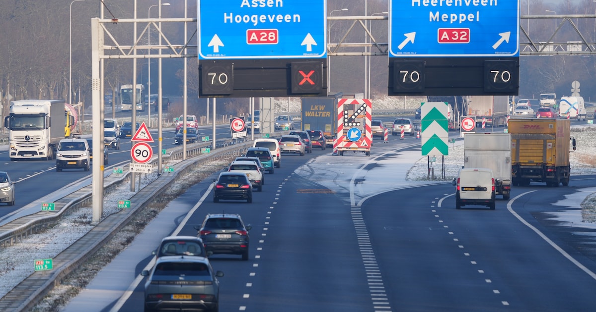 Afsluitingen op snelweg bij Meppel door betonschade aan viaduct: problemen houden dit weekend aan