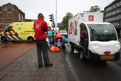 Maaltijdbezorger komt in botsing met bezorgwagentje in Rotterdam en raakt gewond