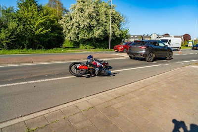 Motorrijder gewond na botsing met auto in Nijkerk