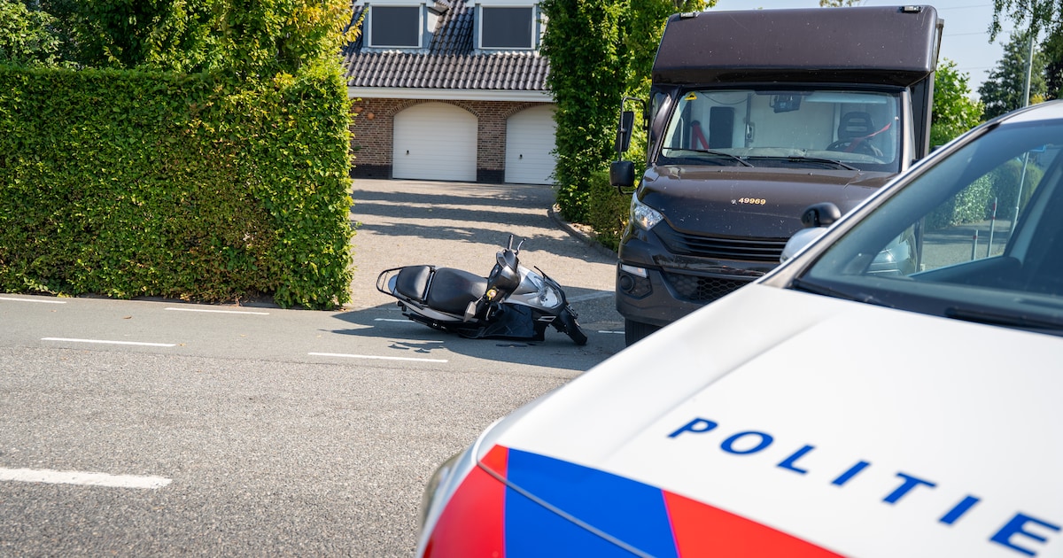 Scooterrijder gewond na botsing met bestelbus op Zwolseweg