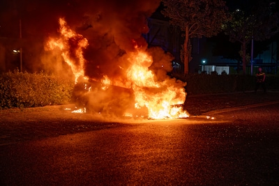 Geparkeerde auto in brand op parkeerterrein in Deventer, politie denkt aan brandstichting