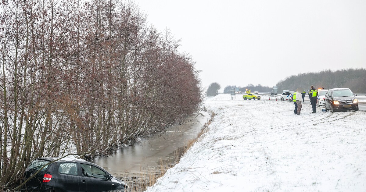 Automobilist glijdt van de N31 bij Nijega en belandt in sloot