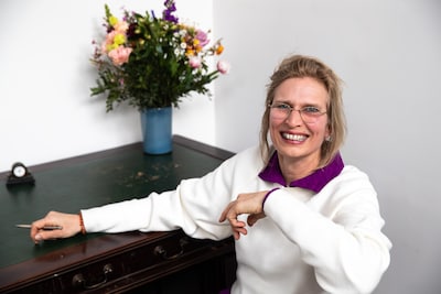 Joke (55) debuteert ‘laat’ als schrijfster en wint nu bekende literaire prijs: ‘Enorme aanmoediging’