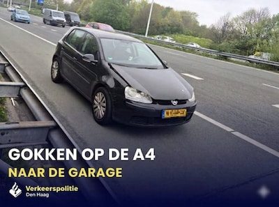 Bestuurder riskeert uitzetting door snelwegrit met open motorkap