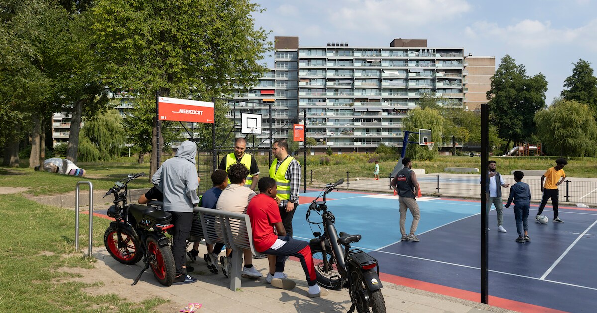 Buurtvaders dragen bij aan minder jongerenoverlast in Meerzicht: ‘Krijgen complimentjes uit de buurt