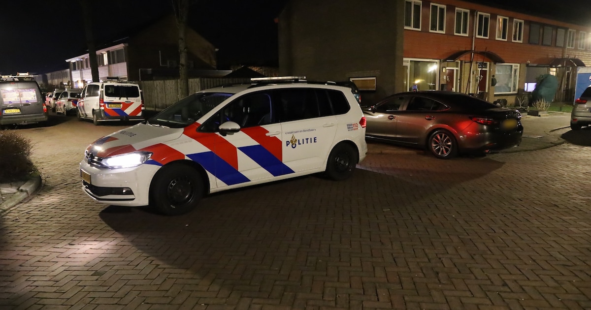 Grote politieactie in Uden: helikopter cirkelt boven woning