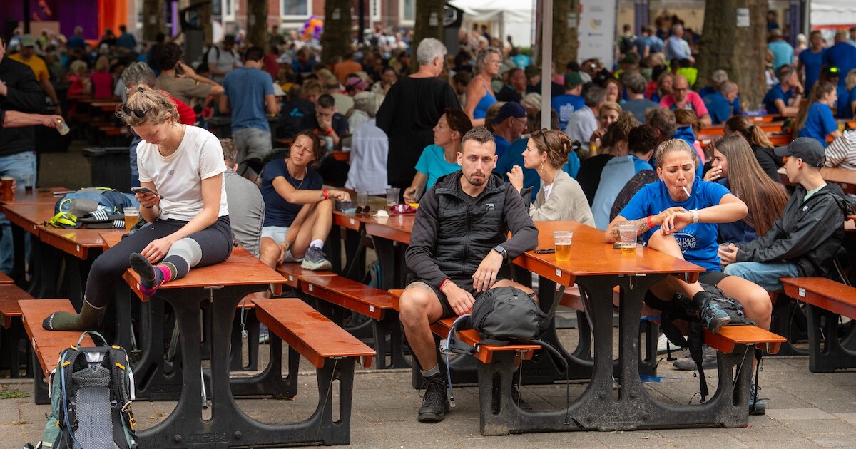 LIVE Vierdaagse | Wandelaars stromen nu binnen • Tweehonderd blaarbehandelingen • Molukse hapjes in 
