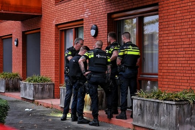 Drietal in de boeien geslagen in Tilburg: zouden met bivakmutsen en vuurwapen door appartementencomp