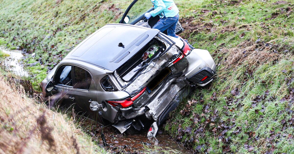 Auto wordt geramd door bestelbus en komt in sloot terecht langs A7 bij Niebert