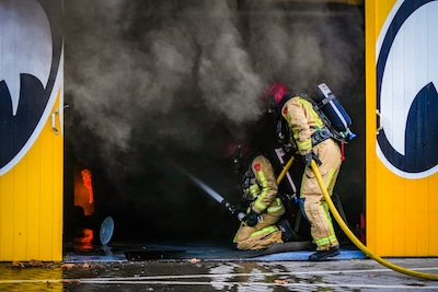 Brand breekt in garage met antieke auto’s in Eindhoven, veel zwarte rook
